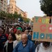 Ein Teilnehmer des Protestzugs in Palma hält ein Schild mit der Aufschrift "Tourists go home" während einer Demonstration gegen den Tourismus auf Mallorca.