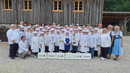 Gemeinsam mit Markus Wasmeier feiern die Europa Miniköche ihren Weltrekord im Freilichtmuseum Schliersee und präsentieren stolz die Weltrekord-Urkunde.