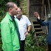 Verena Leister spricht im Amselgrund mit Sachsens Ministerpräsident Michael Kretschmer