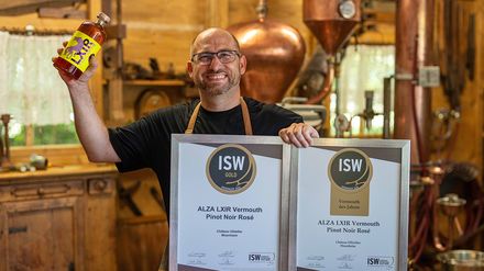 Stolz präsentiert Jürgen Wörner die Auszeichnungen für den Alza Lxir Vermouth