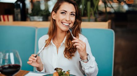 Eine Frau beim Essen