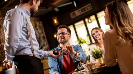 Bezahlen mit Karte im Restaurant