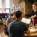 Servicekraft bringt Speisen an den Tisch