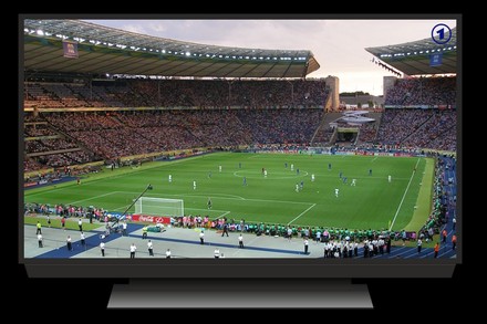 Ein Fußballspiel wird auf einem Fernseher übertragen