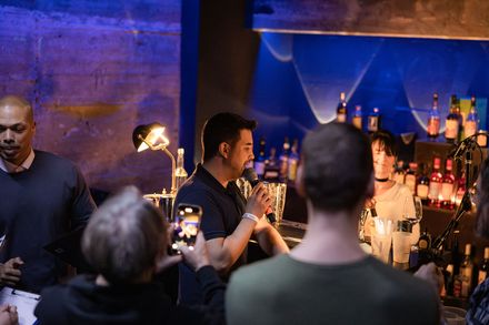 Teilnehmer und Gäste verfolgen den Bartender-Wettbewerb Bar Wars in Stuttgart.