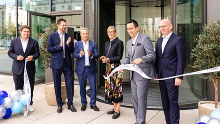 Symbolischer Bandschnitt für das Atlantic Hotel Frankfurt