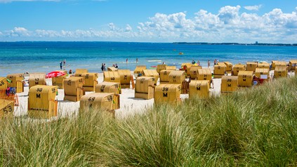 Deutschland, Schleswig-Holstein, Lübecker Bucht, Ostseebad Scharbeutz. Blick von der Duenenmeile auf den Ostseestrand.