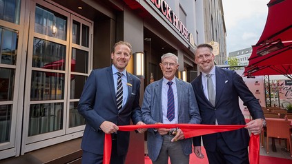 Restaurantleiter Kevin Schulze, Unternehmensgründer Eugen Block und Vorstand Markus Gutendorff