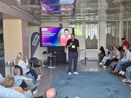 Max Luscher spricht bei der HSMA Revenue School 2026 über die wachsende technische Komplexität im Commercial Hotel Management.