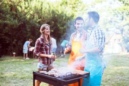 Eine Gruppe fröhlicher Menschen beim Grillen