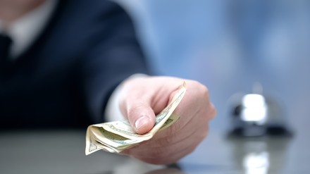 Geld auf einem Hotel-Tresen