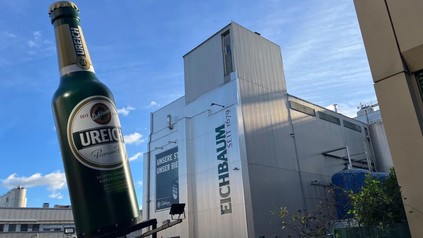 Überdimensionale grüne Ureich-Bierflasche vor dem Gebäude der Eichbaum-Brauerei in Mannheim.