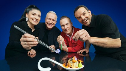 Gruppenmotiv mit den „The Taste“-Coaches Elif Oskan, Alexander Herrmann, Tim Raue und Steffen Henssler hinter einem angerichteten Löffel.