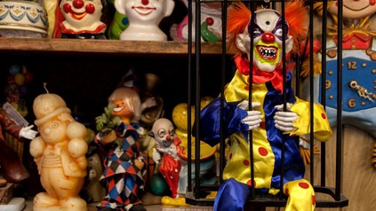 Gruseliger Clown im Käfig