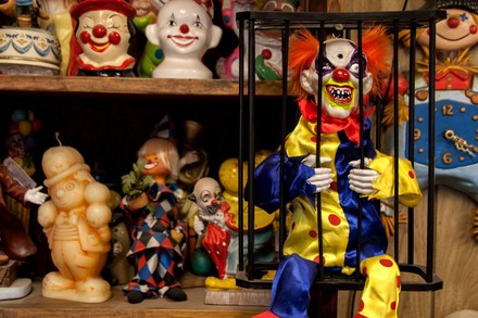 Gruseliger Clown im Käfig