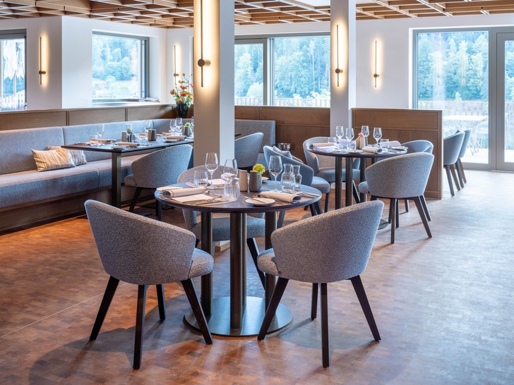 Runder Tisch mit zwei Stühlen, Getränken und kleinen Snacks auf der Silberberg-Terrasse mit Blick ins Tonbachtal