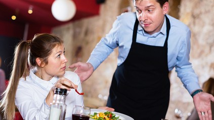 Eine Frau in einem Restaurant
