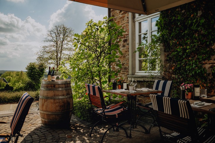 Außenbereich der Enoteca im Althoff Grandhotel Schloss Bensberg