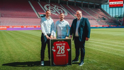 Jonas Querl (Manager Sales Infornt Sport), David Lemper (Area General Manager MAA Hotel Mainz) und David Schössler (Direktor B2B beim FCV)