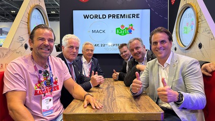 Gemeinsam am FlowDiner auf der IAAPA Expo Europe in London (v. l.): Robert Dahl, Christian von Elverfeldt, Jürgen Mack, Frederik Mack, Michael Mack und Thomas Mack.