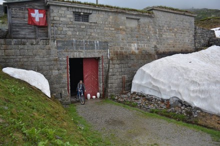 Mann mit Fahrrad vor Bunker Hotel