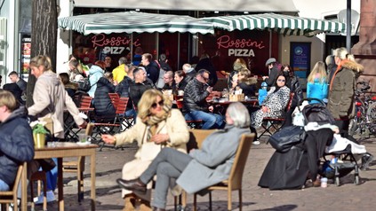 Die ersten frühlingshaften Tage des Wochenendes füllen die Aussenbereiche der Gastronomiebetriebe. Ein Ende der Pandemie mit Lockerungen scheint in Sicht. (Foto: © picture alliance / Daniel Kubirski | Daniel Kubirski)