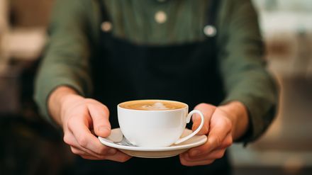 Barista mit Cappucciontasse