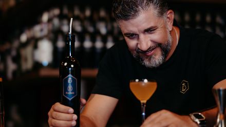 Damir Bušić beim Cocktail mixen