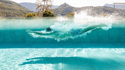 Mensch taucht in Pool