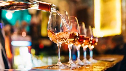 Wein ins Glas füllen