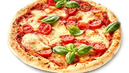 Eine Pizza mit Mozzarella, Tomaten und Basilikum