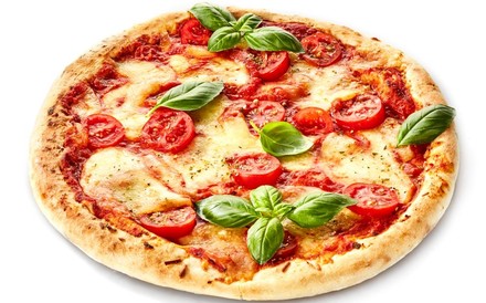 Eine Pizza mit Mozzarella, Tomaten und Basilikum