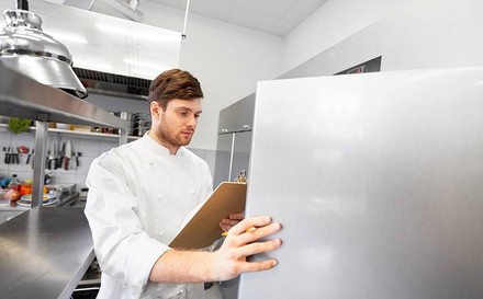 Eine Lebensmittelkontrolle in einer Großküche