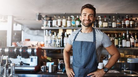 Mann mit Schürze im Restaurant