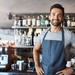 Mann mit Schürze im Restaurant