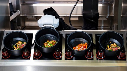 Kochroboter bereitet Essen zu