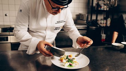 Martin Scharff beim Kochen