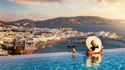 Frau im Pool in Griechenland