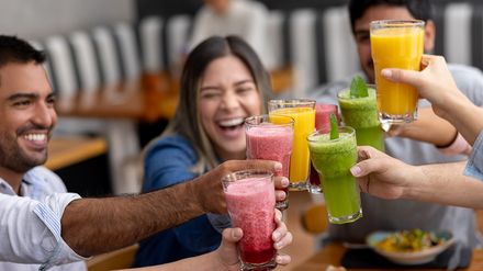 Junge Menschen trinken Säfte