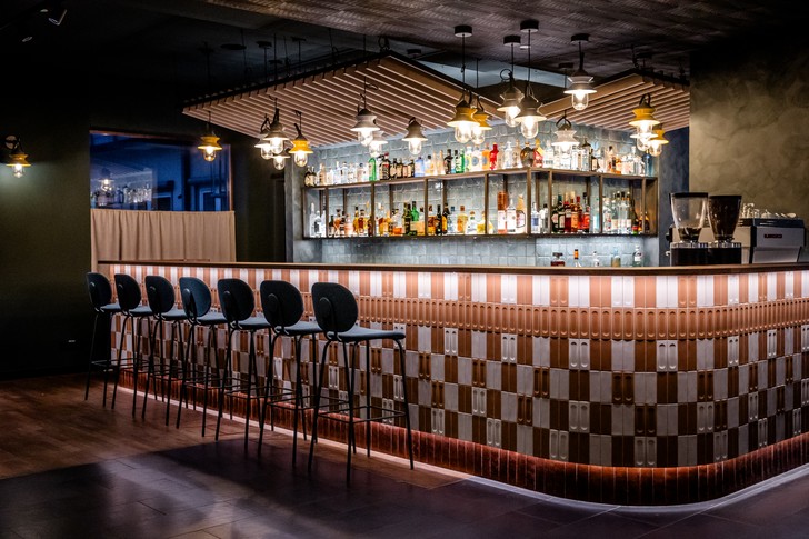Hotelbar mit Schachbrettmuster