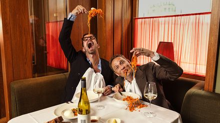 Joko Winterscheidt und Matthias Schweighöfer beim Essen
