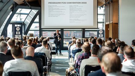 Konferenz mit Bühne, Redner und Publikum