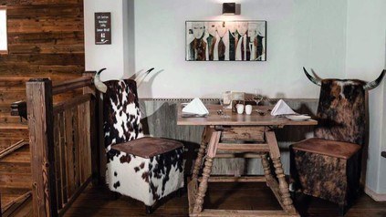 Stühle mit Kuhfell und Hörnern