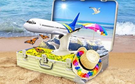 Ein Urlaubskoffer am Strand