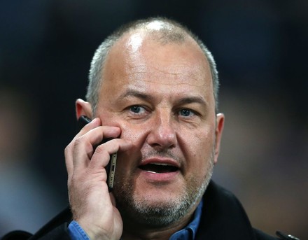 Frank Roslin am Smartphone