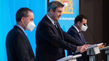 Hubert Aiwanger (l-r, Freie Wähler), Wirtschaftsminister von Bayern, Markus Söder (CSU), Ministerpräsident von Bayern, und Klaus Holetschek (CSU), Gesundheitsminister von Bayern, geben eine Pressekonferenz nach der Kabinettssitzung. (Foto: © picture alliance/dpa | Sven Hopp)