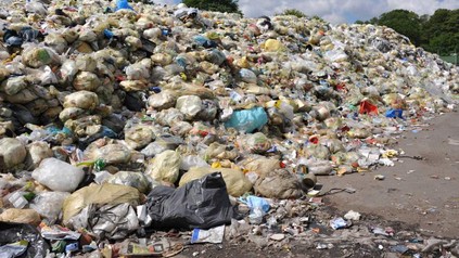 Ein riesenhafter Berg Plastikmüll