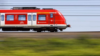 Ein fahrender Zug der deutschen Bahn