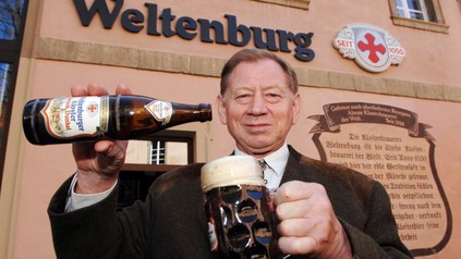 Fritz Schweiger schenkt ein Glas Weltenburger Barock Dunkel ein