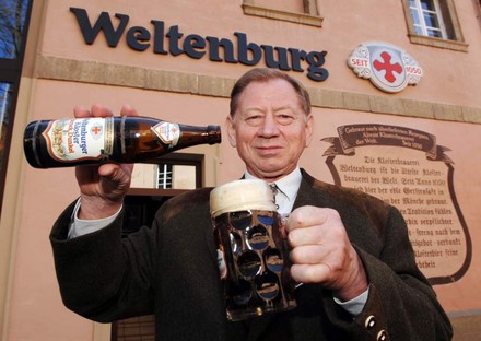 Fritz Schweiger schenkt ein Glas Weltenburger Barock Dunkel ein
